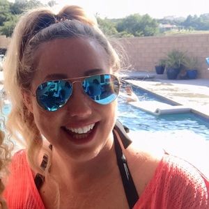 Meet your Posher, Holly